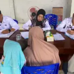 Petuigas mendata keluarga warga binaan yang akan berkunjung diu Lapas Palu, Kamis (25/12/2025). (©Humas Ditjenpas Sulteng)