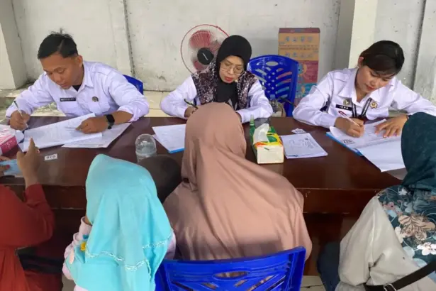 Petuigas mendata keluarga warga binaan yang akan berkunjung diu Lapas Palu, Kamis (25/12/2025). (©Humas Ditjenpas Sulteng)