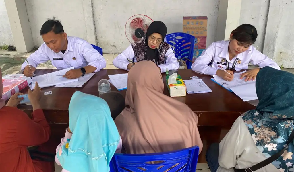 Petuigas mendata keluarga warga binaan yang akan berkunjung diu Lapas Palu, Kamis (25/12/2025). (©Humas Ditjenpas Sulteng)