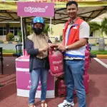 Petugas menyerahkan tabung Bright Gas kepada warga yang melakukan penukaran tabung di Pasar Murah, Mapolresta Palu, Jumat (5/12/2025). (©bmzIMAGES/Basri Marzuki)