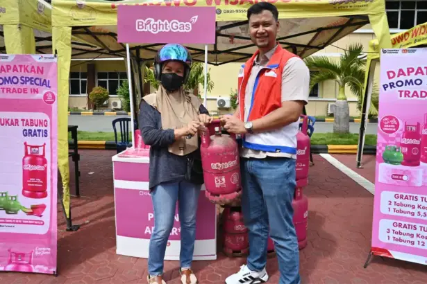 Petugas menyerahkan tabung Bright Gas kepada warga yang melakukan penukaran tabung di Pasar Murah, Mapolresta Palu, Jumat (5/12/2025). (©bmzIMAGES/Basri Marzuki)