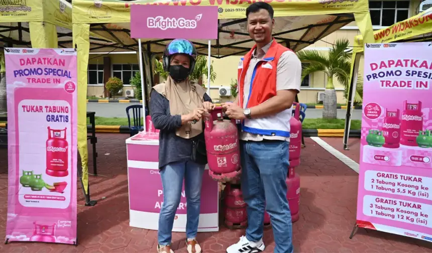 Petugas menyerahkan tabung Bright Gas kepada warga yang melakukan penukaran tabung di Pasar Murah, Mapolresta Palu, Jumat (5/12/2025). (©bmzIMAGES/Basri Marzuki)