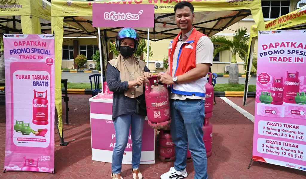 Petugas menyerahkan tabung Bright Gas kepada warga yang melakukan penukaran tabung di Pasar Murah, Mapolresta Palu, Jumat (5/12/2025). (©bmzIMAGES/Basri Marzuki)