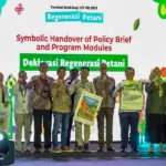 Peluncuran modul pembelajaran pertanian untuk anak muda serta risalah kebijakan untuk mendorong penguatan anak muda di pertanian dalam Farmers’ Regeneration Summit yang diselenggarakan oleh FAO didukung Indonesian Consortium for Cooperatives Innovation dan Warga Muda di Jakarta, Senin (22/12/2025). (©FAO)