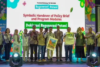 Peluncuran modul pembelajaran pertanian untuk anak muda serta risalah kebijakan untuk mendorong penguatan anak muda di pertanian dalam Farmers’ Regeneration Summit yang diselenggarakan oleh FAO didukung Indonesian Consortium for Cooperatives Innovation dan Warga Muda di Jakarta, Senin (22/12/2025). (©FAO)
