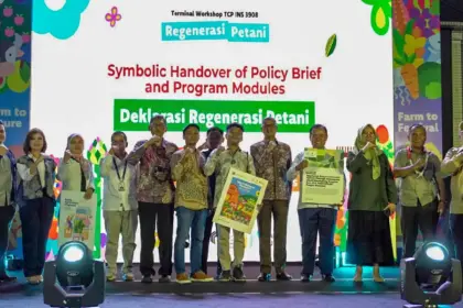 Peluncuran modul pembelajaran pertanian untuk anak muda serta risalah kebijakan untuk mendorong penguatan anak muda di pertanian dalam Farmers’ Regeneration Summit yang diselenggarakan oleh FAO didukung Indonesian Consortium for Cooperatives Innovation dan Warga Muda di Jakarta, Senin (22/12/2025). (©FAO)
