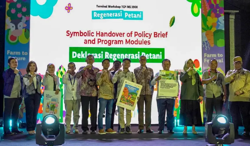 Peluncuran modul pembelajaran pertanian untuk anak muda serta risalah kebijakan untuk mendorong penguatan anak muda di pertanian dalam Farmers’ Regeneration Summit yang diselenggarakan oleh FAO didukung Indonesian Consortium for Cooperatives Innovation dan Warga Muda di Jakarta, Senin (22/12/2025). (©FAO)