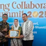 Wakil Wali Kota Palu, Imelda Liliana Muhidin menunjukkan piagam usai menerima penghargaan di Jakarta, Rabu (10/12/2025). (@Vale Indonesia)