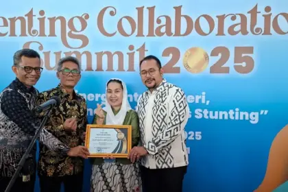 Wakil Wali Kota Palu, Imelda Liliana Muhidin menunjukkan piagam usai menerima penghargaan di Jakarta, Rabu (10/12/2025). (@Vale Indonesia)