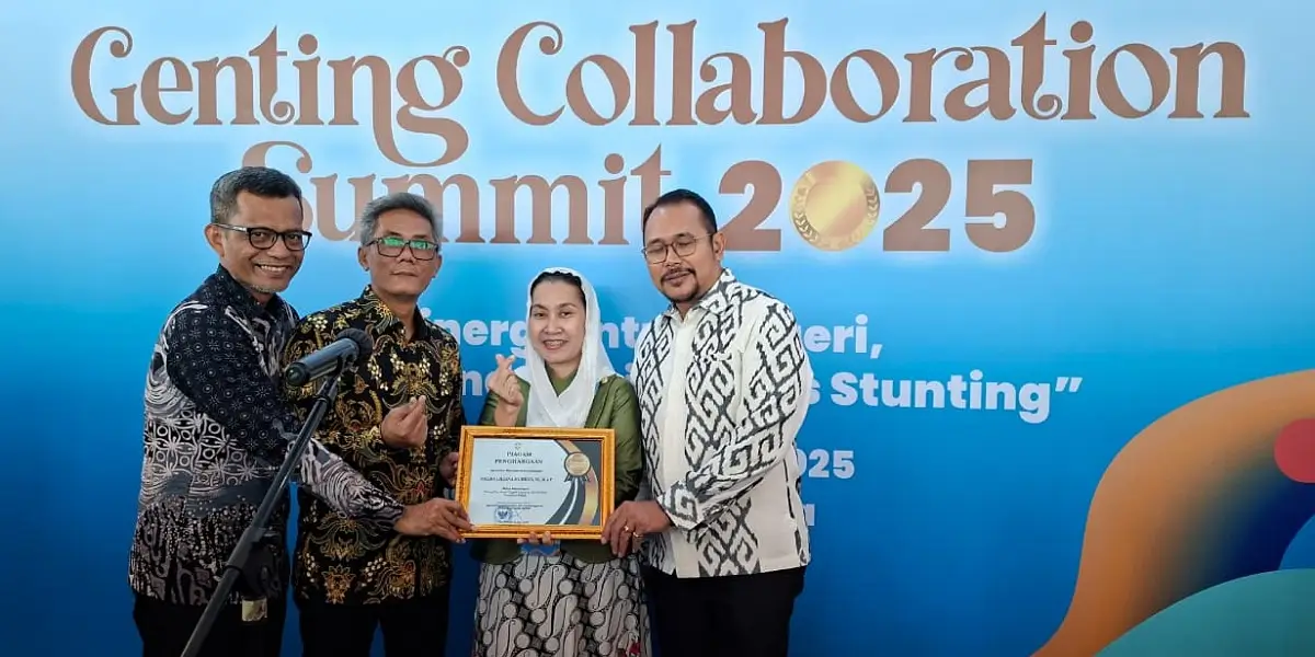 Wakil Wali Kota Palu, Imelda Liliana Muhidin menunjukkan piagam usai menerima penghargaan di Jakarta, Rabu (10/12/2025). (@Vale Indonesia)
