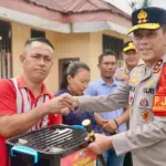 Kapolda Sulteng Irjen Pol Endi Sutendi menyerahkan bantuan kepada warga saat meninjau Pos Kamtibmas Masamba di Desa Saatu, Poso. Kamis (11/12/2025). (Humas Polda Sulteng)