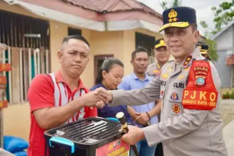 Kapolda Sulteng Irjen Pol Endi Sutendi menyerahkan bantuan kepada warga saat meninjau Pos Kamtibmas Masamba di Desa Saatu, Poso. Kamis (11/12/2025). (Humas Polda Sulteng)