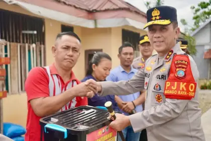Kapolda Sulteng Irjen Pol Endi Sutendi menyerahkan bantuan kepada warga saat meninjau Pos Kamtibmas Masamba di Desa Saatu, Poso. Kamis (11/12/2025). (Humas Polda Sulteng)