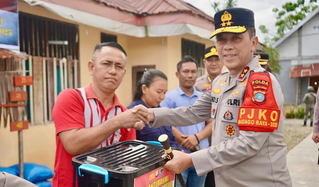 Tinjau Pos Kamtibmas Masamba, Kapolda Sulteng Serahkan Bantuan ke Warga