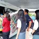 Sejumlah warga antre untuk menukarkan di layanan mobile BI Sulteng. (@BI Sulteng)