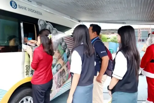 Sejumlah warga antre untuk menukarkan di layanan mobile BI Sulteng. (@BI Sulteng)