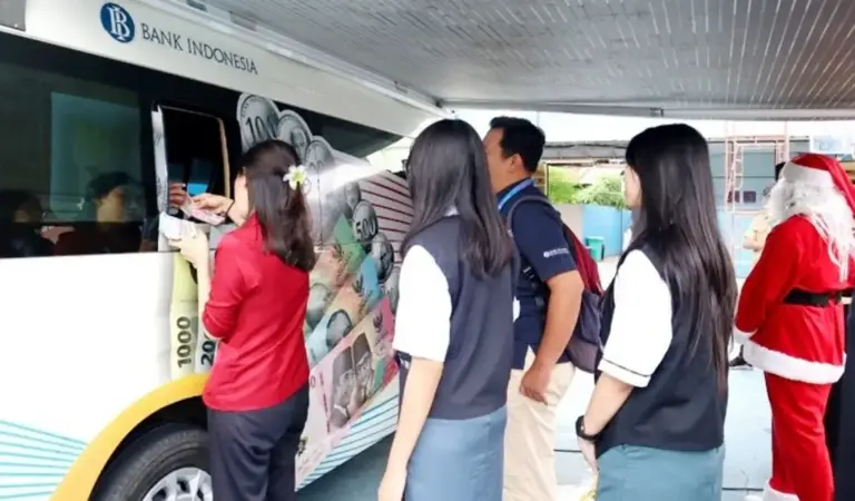 Sejumlah warga antre untuk menukarkan di layanan mobile BI Sulteng. (@BI Sulteng)