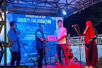 Penyerahan donasi untuk Korban Bencana Sumatera pada Charity for Sumatera di Palu, Kamis (11/12/2025). (@IJTI Sulteng)