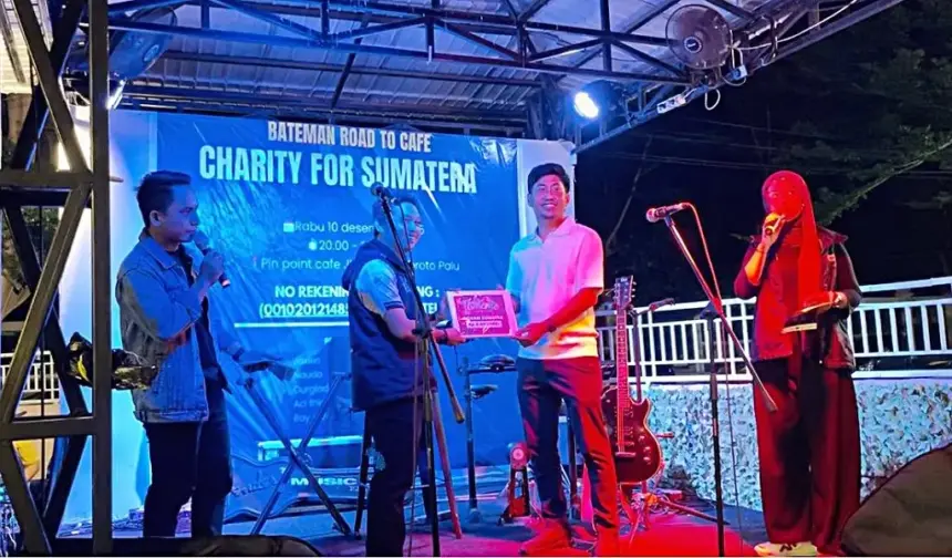Penyerahan donasi untuk Korban Bencana Sumatera pada Charity for Sumatera di Palu, Kamis (11/12/2025). (@IJTI Sulteng)