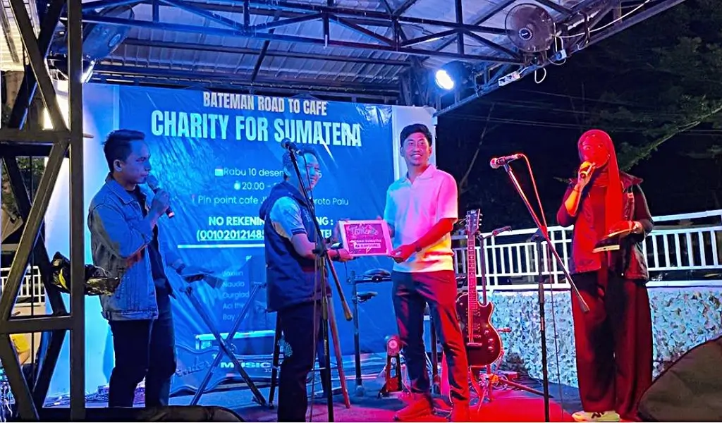 Penyerahan donasi untuk Korban Bencana Sumatera pada Charity for Sumatera di Palu, Kamis (11/12/2025). (@IJTI Sulteng)
