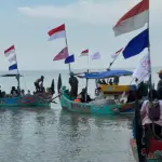 Parade perahu memperingati 16HAKtP di Dukuh Tambakpolo, Desa Purworejo, Kabupaten Demak, Minggu (30/11/2025). (©KIARA)