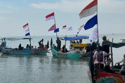 Parade perahu memperingati 16HAKtP di Dukuh Tambakpolo, Desa Purworejo, Kabupaten Demak, Minggu (30/11/2025). (©KIARA)