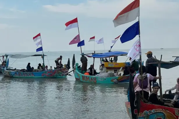 Parade perahu memperingati 16HAKtP di Dukuh Tambakpolo, Desa Purworejo, Kabupaten Demak, Minggu (30/11/2025). (©KIARA)