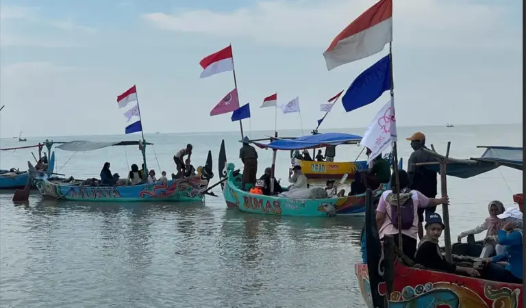 Parade perahu memperingati 16HAKtP di Dukuh Tambakpolo, Desa Purworejo, Kabupaten Demak, Minggu (30/11/2025). (©KIARA)
