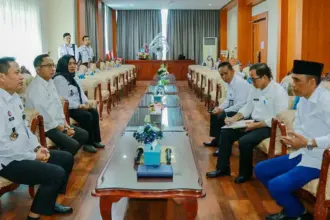 Kakanwil Kemenkum Sulteng, Rakhmat Dinaldy (kiri) saat diterima Gubernur SUlteng, Anwar Hafid di ruang kerjanya. (©Humas Kanwil Kemenkum Sulteng)