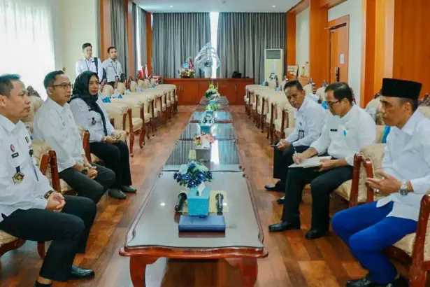 Kakanwil Kemenkum Sulteng, Rakhmat Dinaldy (kiri) saat diterima Gubernur SUlteng, Anwar Hafid di ruang kerjanya. (©Humas Kanwil Kemenkum Sulteng)