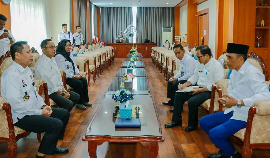 Kakanwil Kemenkum Sulteng, Rakhmat Dinaldy (kiri) saat diterima Gubernur SUlteng, Anwar Hafid di ruang kerjanya. (©Humas Kanwil Kemenkum Sulteng)