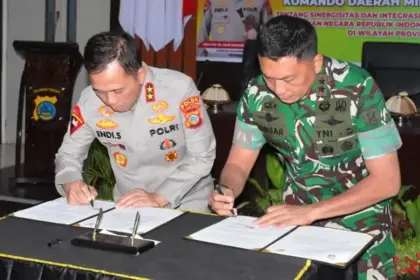 Kapolda Sulteng Irjen Pol Endi Sutendi (kiri) dan Pangdam XXIII/Palaka Wira Mayjen TNI Jonathan Binsar Parluhutan Sianipar meneken naskah PKS di Mapodla Sulteng, Jumat (19/12/2025). (©Pendam 23/Pw)