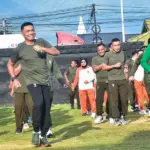 Pangdam XXIII/Palaka Wira, Mayjen TNI Jonathan Binsar Parluhutan Sianipar bersama isteri melakukan senam dalam rangkaian peringatan HUT ke-69 Kowad di Makodam, Palu, Selasa (23/12/2025). (©Pendam 23)