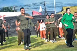 Pangdam XXIII/Palaka Wira, Mayjen TNI Jonathan Binsar Parluhutan Sianipar bersama isteri melakukan senam dalam rangkaian peringatan HUT ke-69 Kowad di Makodam, Palu, Selasa (23/12/2025). (©Pendam 23)