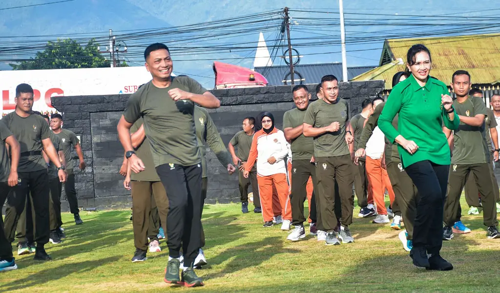 Pangdam XXIII/Palaka Wira, Mayjen TNI Jonathan Binsar Parluhutan Sianipar bersama isteri melakukan senam dalam rangkaian peringatan HUT ke-69 Kowad di Makodam, Palu, Selasa (23/12/2025). (©Pendam 23)
