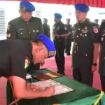 Danpomdam XXIII/Palaka Wira Kolonel Cpm Indra Jaya meneken berita acara sertijab di Makodam 23/PW, Kamis (18/12/2025) (©Pendam23)