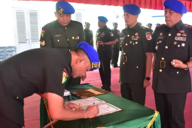 Danpomdam XXIII/Palaka Wira Kolonel Cpm Indra Jaya meneken berita acara sertijab di Makodam 23/PW, Kamis (18/12/2025) (©Pendam23)