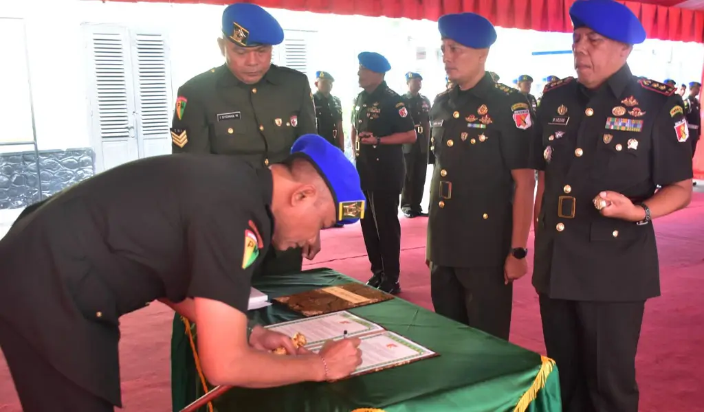 Danpomdam XXIII/Palaka Wira Kolonel Cpm Indra Jaya meneken berita acara sertijab di Makodam 23/PW, Kamis (18/12/2025) (©Pendam23)