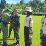 Danrem 132/Tadulako Brigjen TNI Deni GUnawan memasangkan pita menandai pembukaan KKRI di Poso, Sabtu (6/12/2025). (©Penrem132)