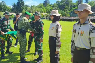 Danrem 132/Tadulako Brigjen TNI Deni GUnawan memasangkan pita menandai pembukaan KKRI di Poso, Sabtu (6/12/2025). (©Penrem132)