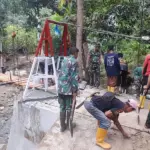 Sejumlah personel TNI bersama warga bergotong royonh merenovasi jembatan gantung Likunggavali di Parigi Moutong. (©Penrem 132/Tdl)