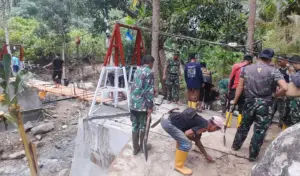 Korem 132/Tadulako Renovasi Jembatan Gantung Likunggavali