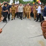 Menteri Kebudaayaan Fadli Zon (tengah) didampingi Gubernur Sulteng Anwar Hafid (kiri) dan Bupati Sigi Muh Rizal Intjenae (kanan) disambut dengan tarian adat saat akan meresmikan laboratorium kebudayaan kawasan megalitik Lore Lindu di Sigi, Sulawesi Tengah, Selasa (30/12/2025). (©bmzIMAGES/Basri Marzuki)