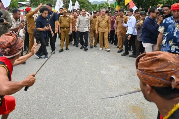 Menteri Kebudaayaan Fadli Zon (tengah) didampingi Gubernur Sulteng Anwar Hafid (kiri) dan Bupati Sigi Muh Rizal Intjenae (kanan) disambut dengan tarian adat saat akan meresmikan laboratorium kebudayaan kawasan megalitik Lore Lindu di Sigi, Sulawesi Tengah, Selasa (30/12/2025). (©bmzIMAGES/Basri Marzuki)