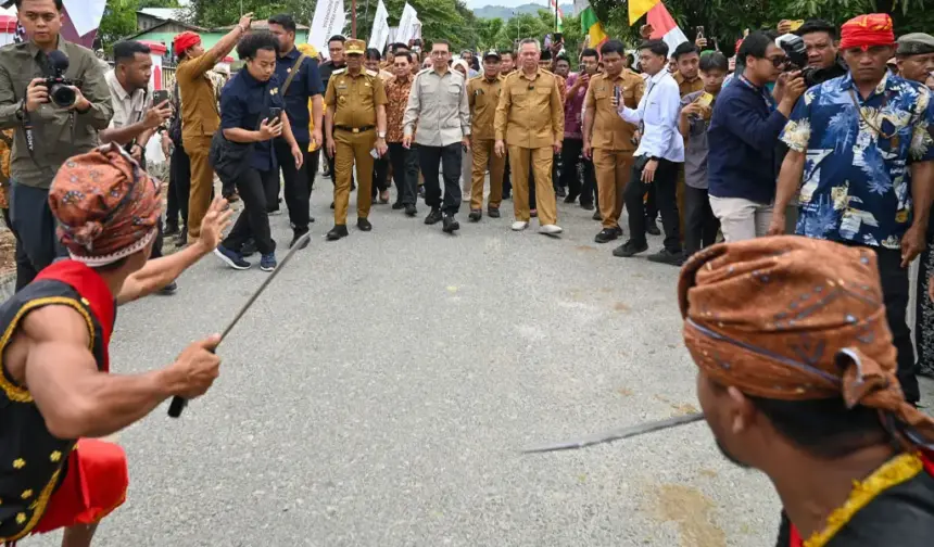 Menteri Kebudaayaan Fadli Zon (tengah) didampingi Gubernur Sulteng Anwar Hafid (kiri) dan Bupati Sigi Muh Rizal Intjenae (kanan) disambut dengan tarian adat saat akan meresmikan laboratorium kebudayaan kawasan megalitik Lore Lindu di Sigi, Sulawesi Tengah, Selasa (30/12/2025). (©bmzIMAGES/Basri Marzuki)