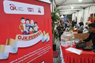 Stan OJK Sulteng pada Festival Pembiayaan dan UMKM di Palu, Jumat (21/11/2025). (©bmzIMAGES/Basri Marzuki)