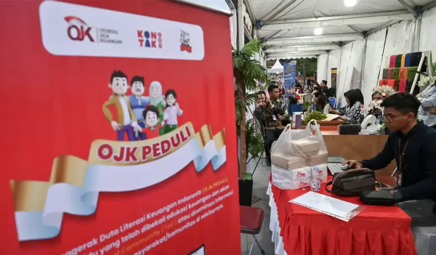 Stan OJK Sulteng pada Festival Pembiayaan dan UMKM di Palu, Jumat (21/11/2025). (©bmzIMAGES/Basri Marzuki)