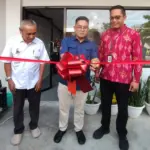 Kepala OJK Sulteng, Bonny Hardi Putra (tengah) menggunting pita menandai peresmian Prees Room OJK Sulteng di Palu, Kamis (18/12/2025). (©bmzIMAGES/Basri Marzuki)