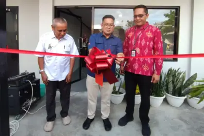 Kepala OJK Sulteng, Bonny Hardi Putra (tengah) menggunting pita menandai peresmian Prees Room OJK Sulteng di Palu, Kamis (18/12/2025). (©bmzIMAGES/Basri Marzuki)