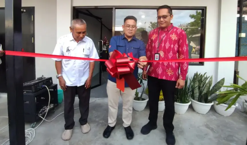 Kepala OJK Sulteng, Bonny Hardi Putra (tengah) menggunting pita menandai peresmian Prees Room OJK Sulteng di Palu, Kamis (18/12/2025). (©bmzIMAGES/Basri Marzuki)